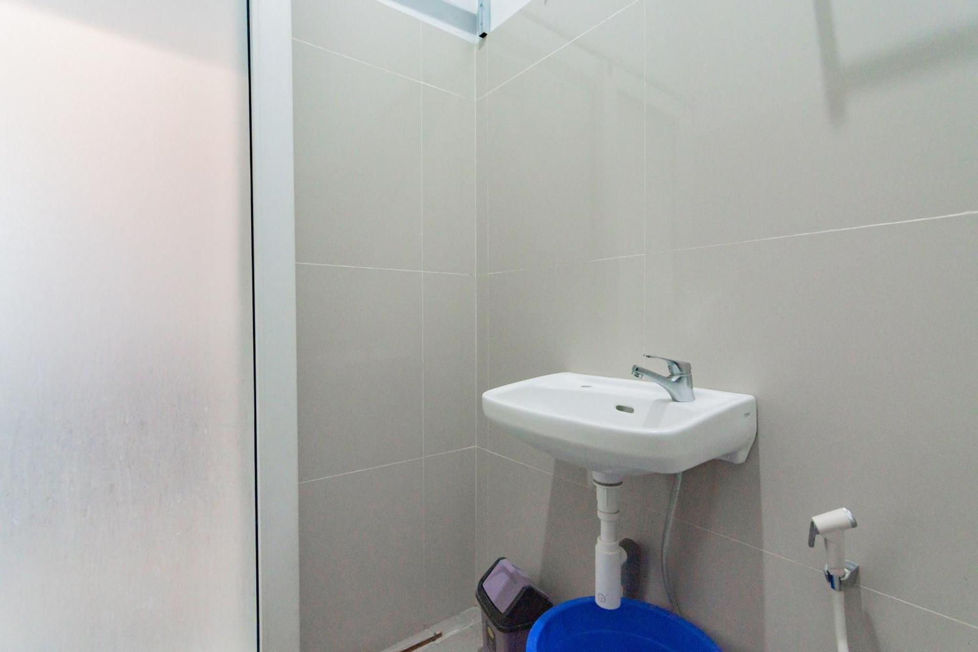 Reddoorz Plus Syariah @ Tuparev Cirebon 3 Room photo