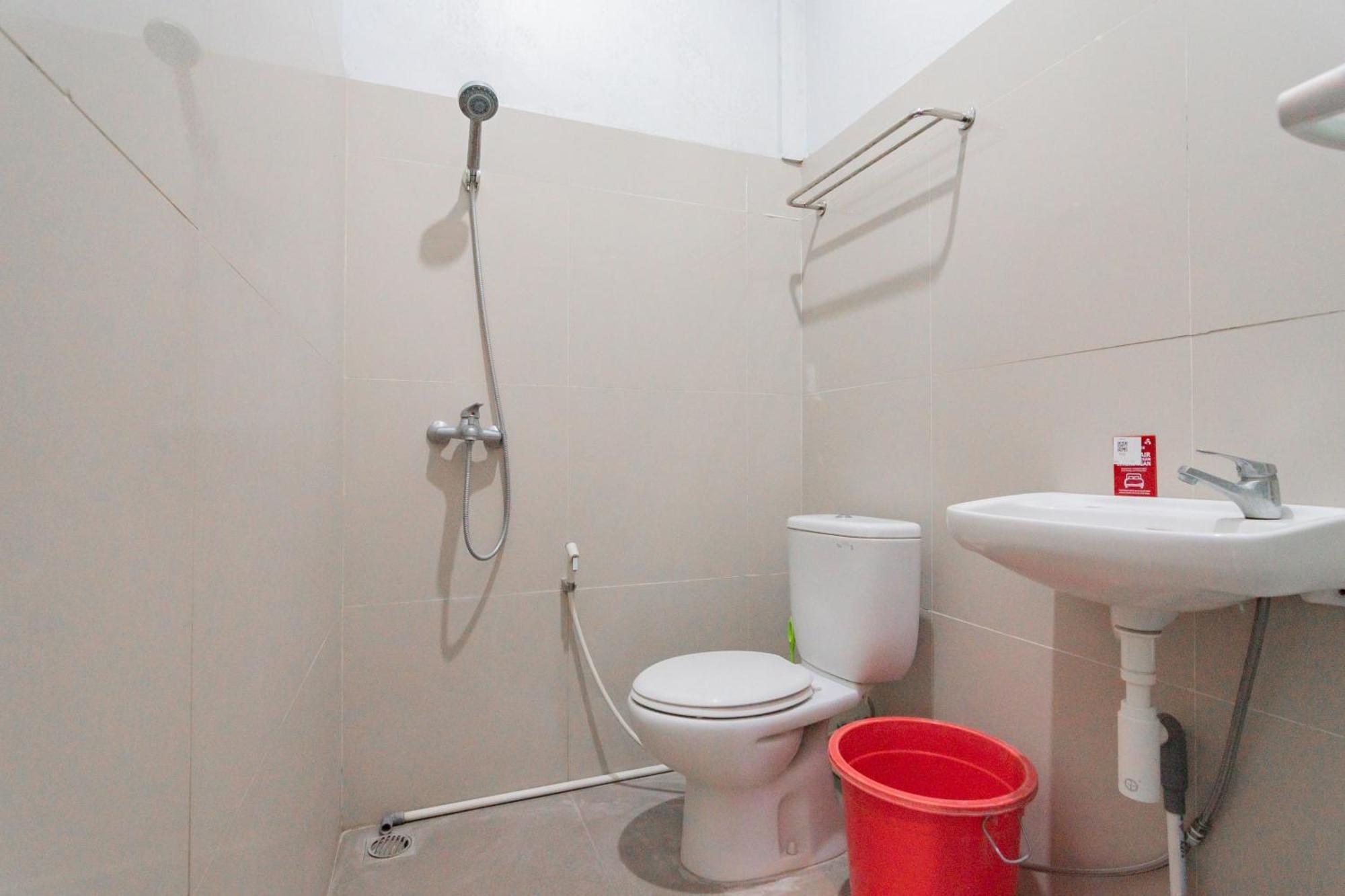 Reddoorz Plus Syariah @ Tuparev Cirebon 3 Room photo
