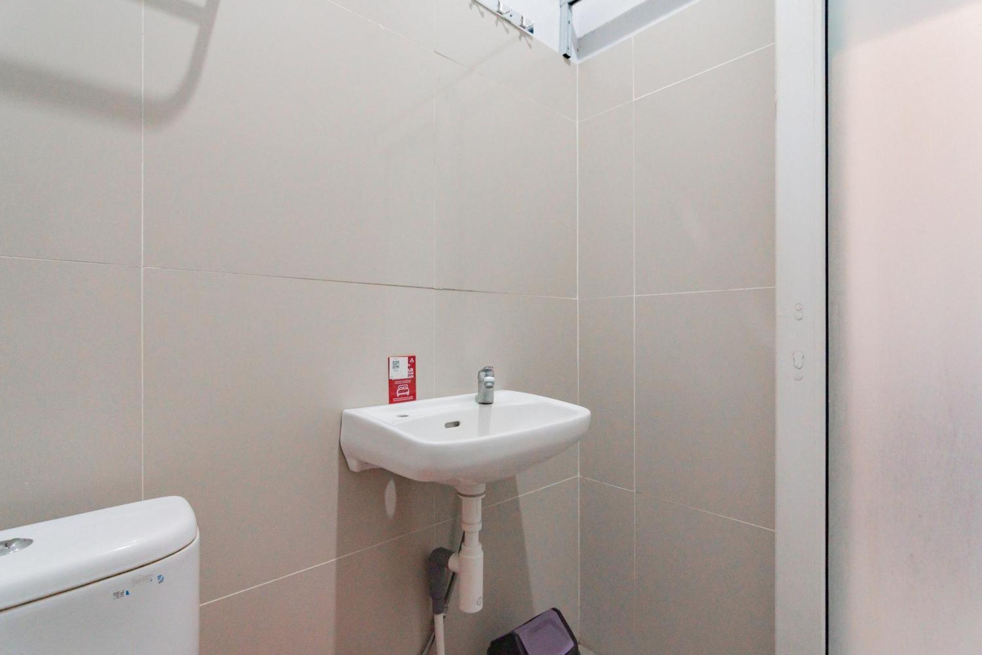 Reddoorz Plus Syariah @ Tuparev Cirebon 3 Room photo