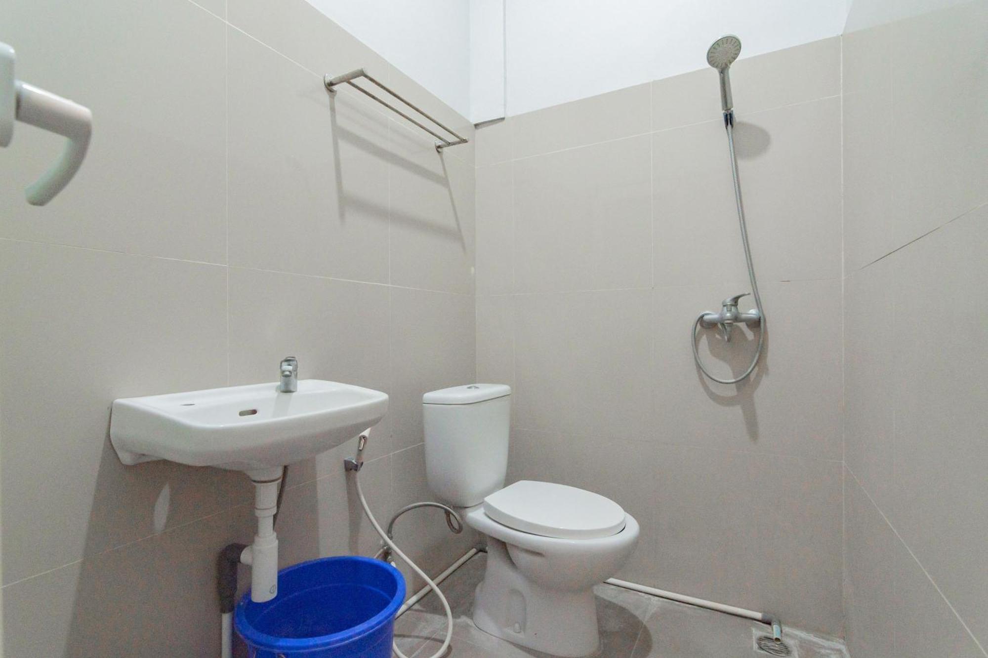 Reddoorz Plus Syariah @ Tuparev Cirebon 3 Room photo
